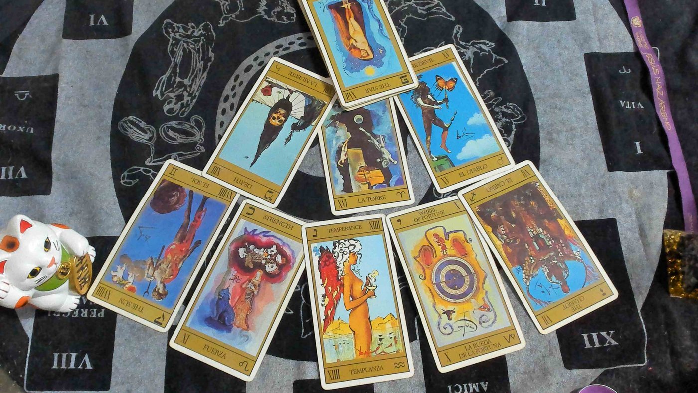 Tirada de cartas sobre el mantel característico de Tarot Patri